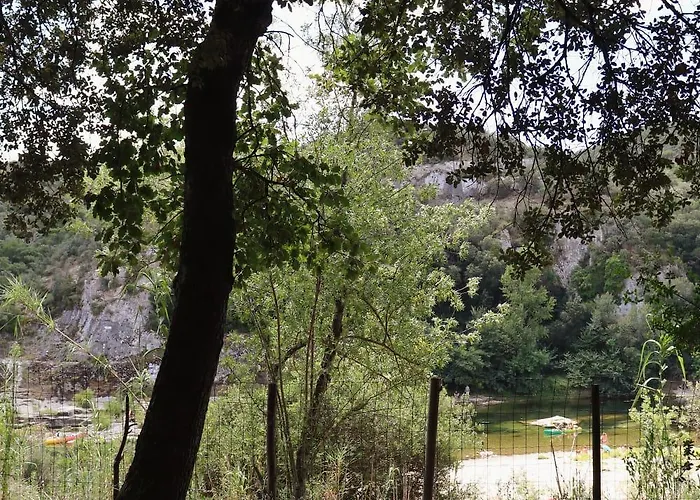 Mazet La Clé Des Flots En Bord De Rivière *